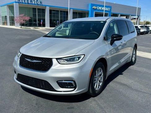 Used 2024 Chrysler Pacifica Touring-L FWD image 30