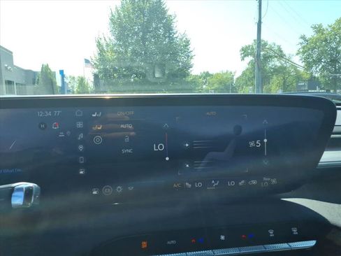 Used 2025 Buick Enclave Preferred w/ Power Package image 10