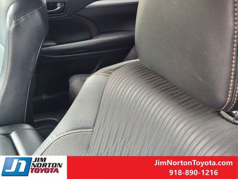 Used 2018 Toyota Highlander Plus FWD image 17