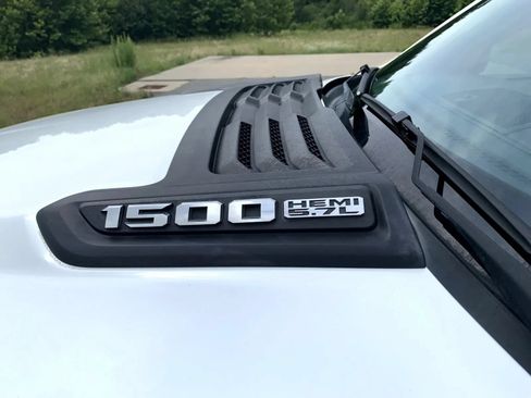 Used 2019 RAM 1500 Laramie w/ Sport Appearance Package AWD/4WD image 11