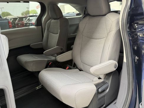 Used 2024 Toyota Sienna LE AWD/4WD image 18