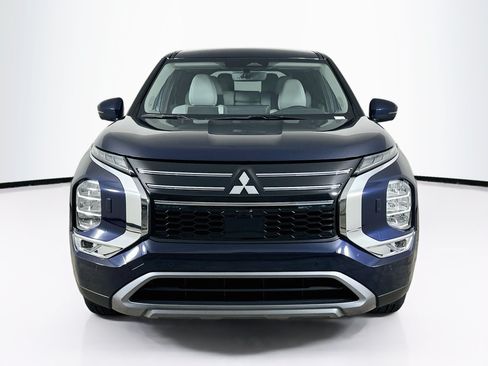 Used 2025 Mitsubishi Outlander SE AWD/4WD image 2