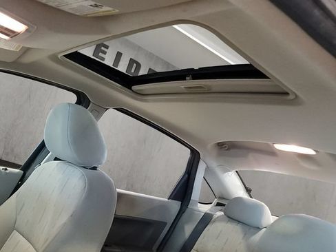 Used 2010 Ford Focus SE FWD image 3
