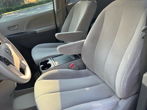 Used 2013 Toyota Sienna LE image 14