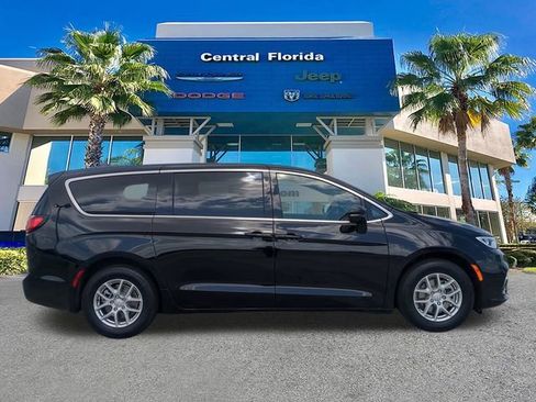 New 2026 Chrysler Pacifica Select image 4