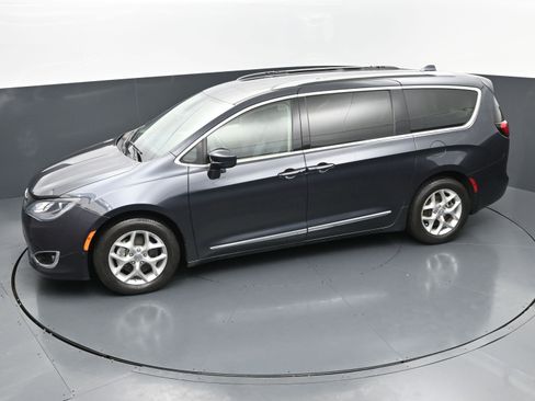 Used 2019 Chrysler Pacifica Touring-L Plus w/ Advanced Safetytec Group FWD image 28
