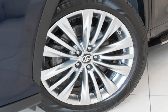 Used 2024 Toyota Highlander Platinum FWD image 2