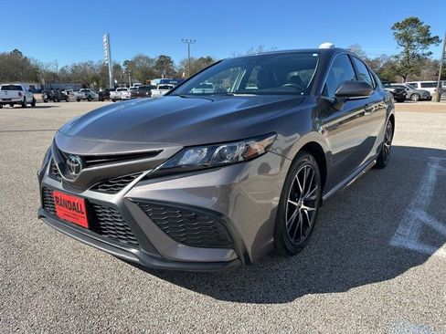 Used 2024 Toyota Camry SE image 3