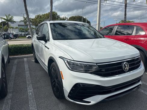 Used 2022 Volkswagen Tiguan SE R-Line image 3