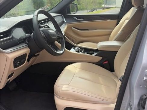 Used 2024 Jeep Grand Cherokee Limited w/ Black Appearance Package image 13