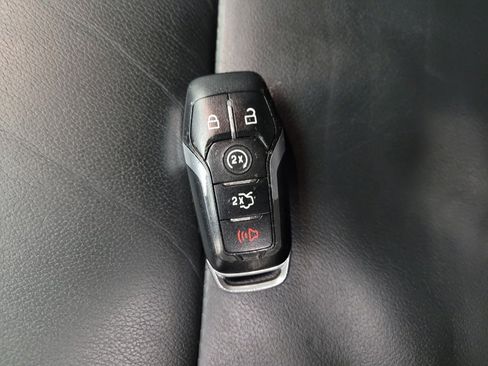 Used 2017 Ford Explorer XLT w/ Equipment Group 202A AWD/4WD image 32