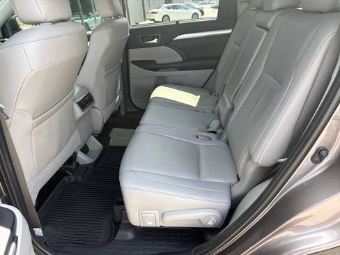 Used 2019 Toyota Highlander XLE AWD/4WD image 4