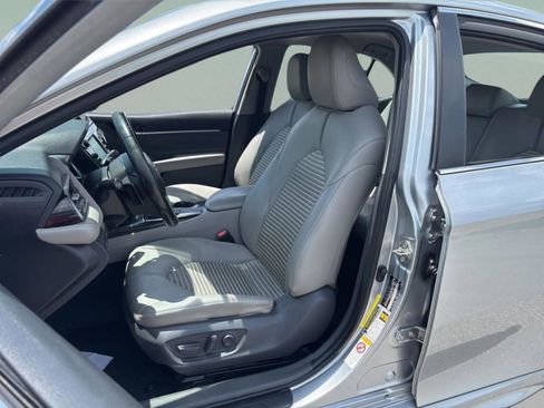 Used 2019 Toyota Camry SE FWD image 19