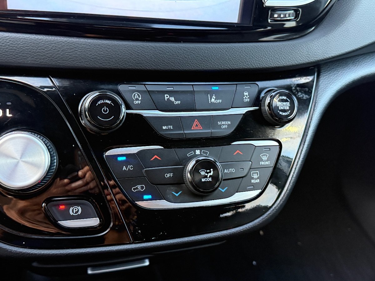 Used 2025 Chrysler Pacifica Select FWD image 33