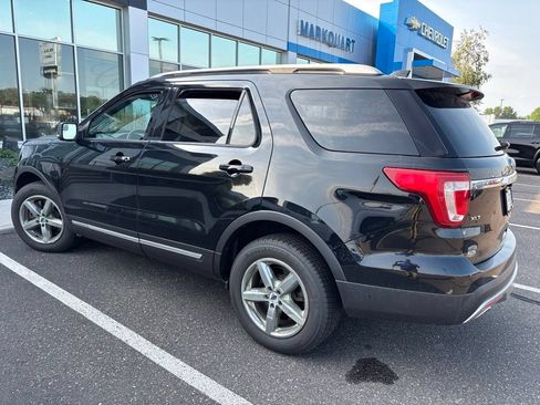 Used 2017 Ford Explorer XLT w/ Equipment Group 202A AWD/4WD image 9