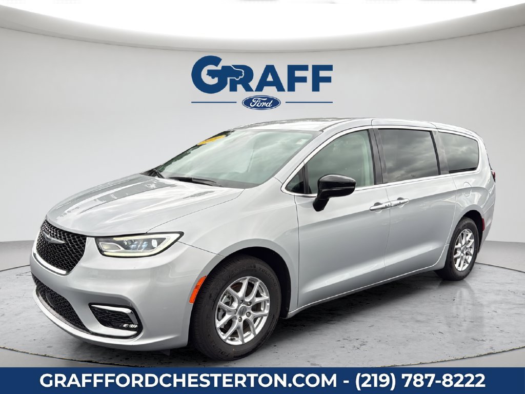 Used 2024 Chrysler Pacifica Touring-L FWD image 2