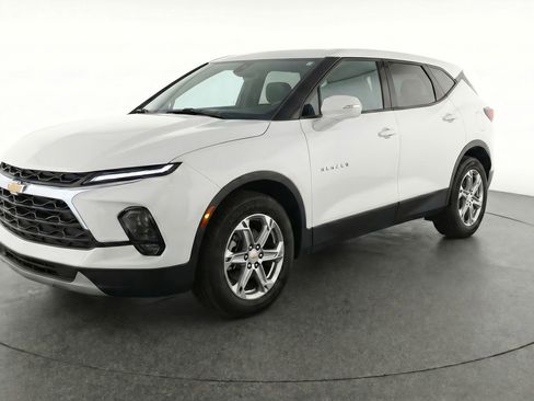 Used 2025 Chevrolet Blazer LT FWD image 3
