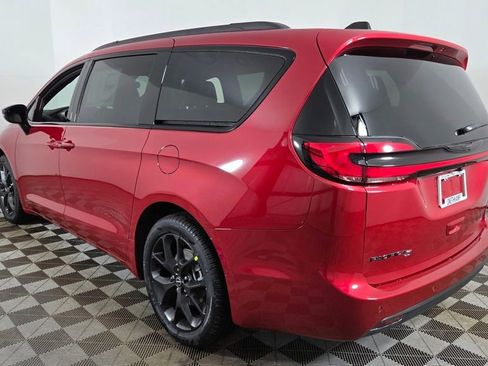 New 2026 Chrysler Pacifica Select image 5