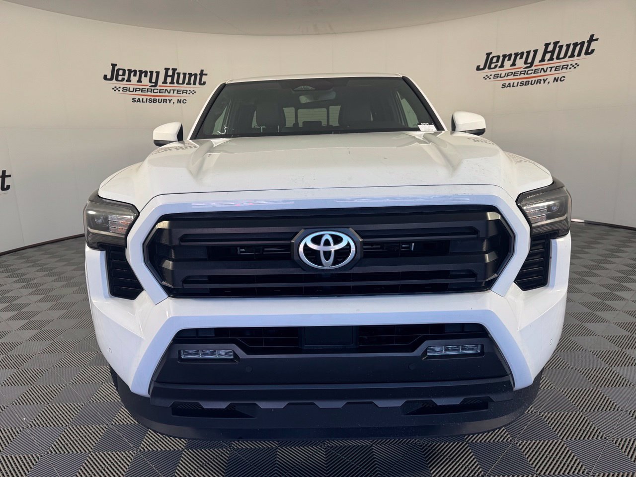 Used 2024 Toyota Tacoma SR5 AWD/4WD image 3
