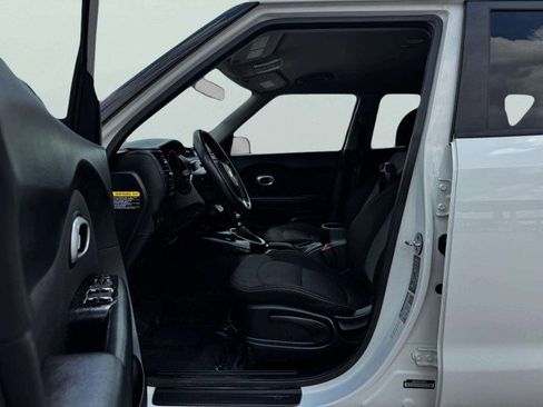 Used 2018 Kia Soul + image 17