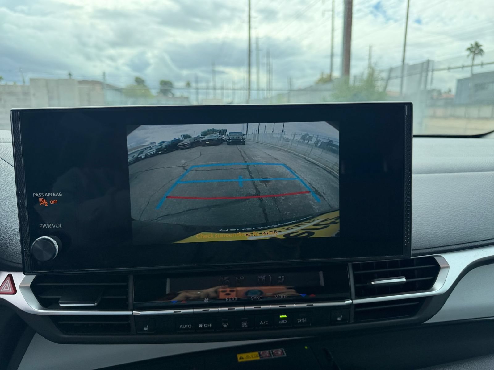 Used 2025 Toyota Sienna XLE FWD image 24