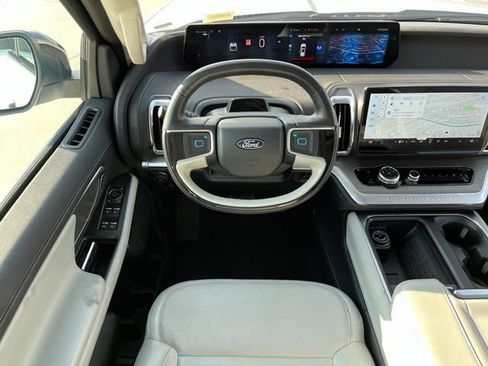 Used 2025 Ford Expedition Platinum AWD/4WD image 9