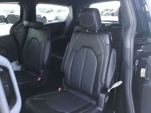 New 2026 Chrysler Pacifica Select image 17