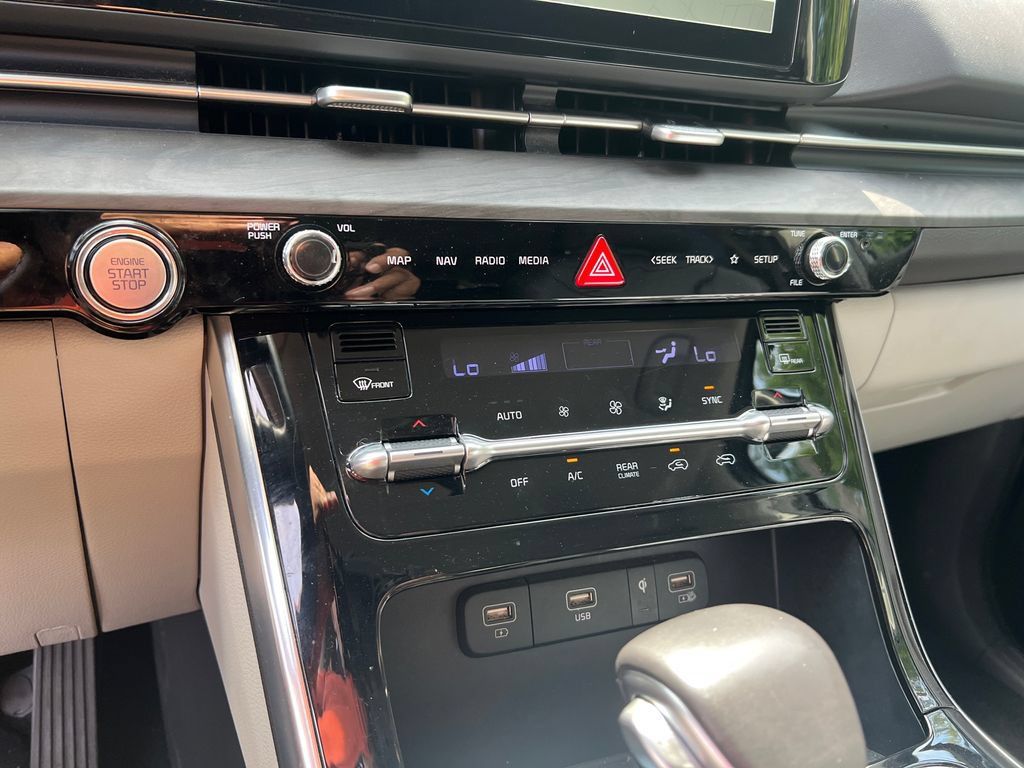 Used 2024 Kia Carnival EX FWD image 26