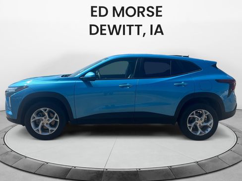 Used 2025 Chevrolet Trax LS w/ LS Convenience Package FWD image 2