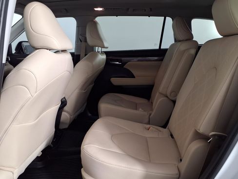 Used 2023 Toyota Highlander Platinum FWD image 14