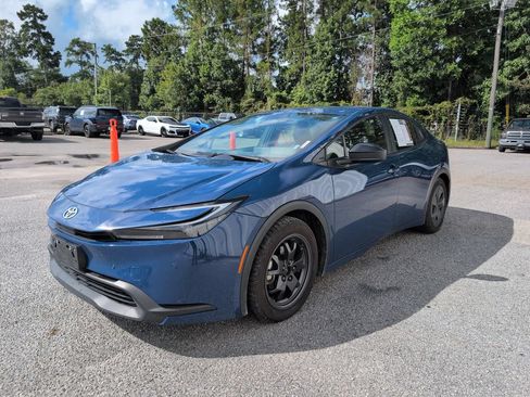 Used 2025 Toyota Prius LE FWD image 4