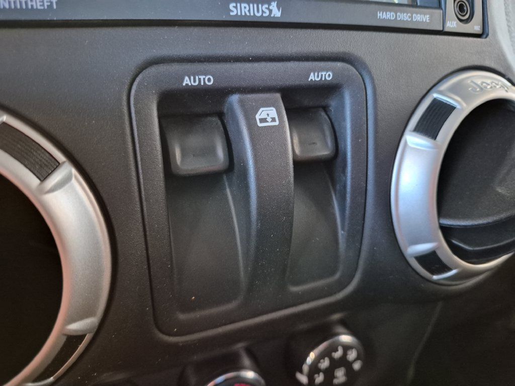 Used 2017 Jeep Wrangler Rubicon w/ Power Convenience Group AWD/4WD image 19