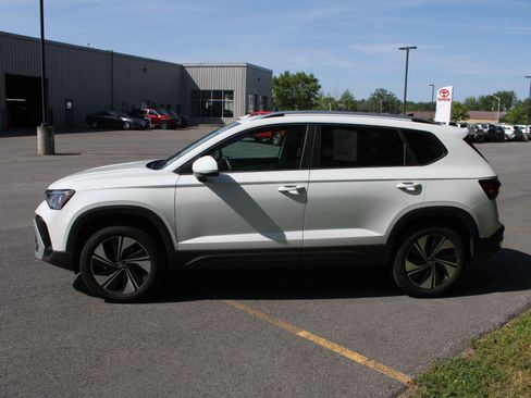 Used 2026 Volkswagen Taos SE AWD/4WD image 5