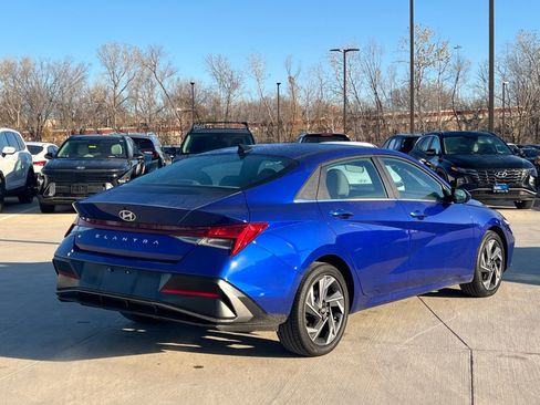 Certified 2025 Hyundai Elantra SEL image 12