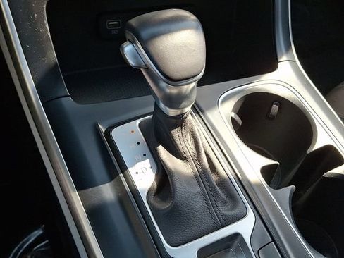 Used 2024 Kia Carnival LX FWD image 17