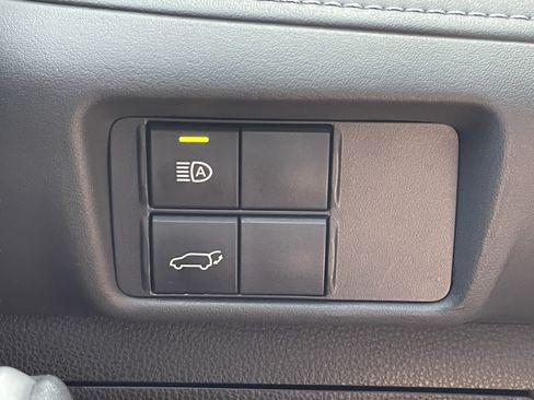 Used 2021 Toyota Highlander XLE AWD/4WD image 25
