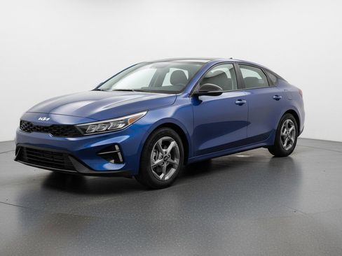 Used 2025 Kia K4 LXS image 3