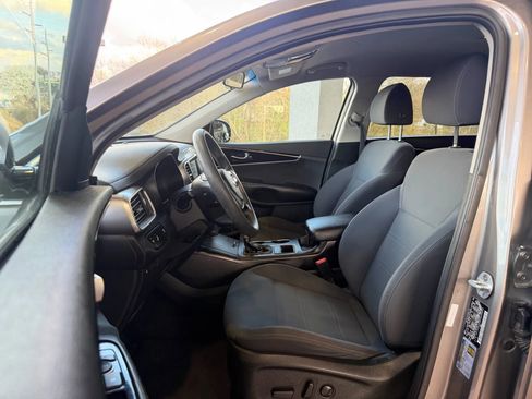 Used 2019 Kia Sorento LX image 8