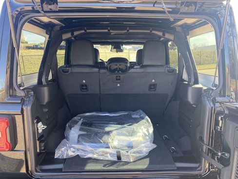 New 2026 Jeep Wrangler Unlimited Rubicon AWD/4WD image 38