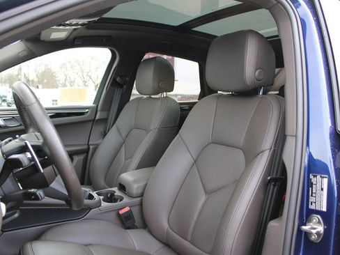 Used 2025 Porsche Macan image 9