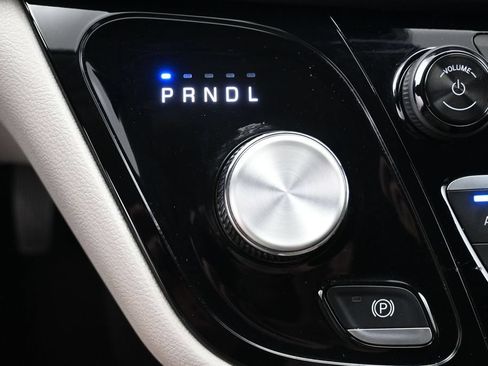 Used 2024 Chrysler Pacifica Touring-L FWD image 23