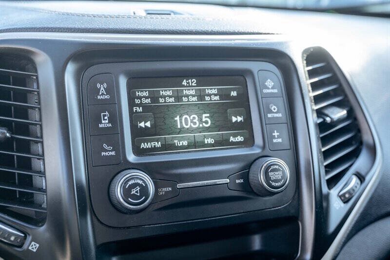 Used 2018 Jeep Cherokee Latitude w/ Altitude Package FWD image 13