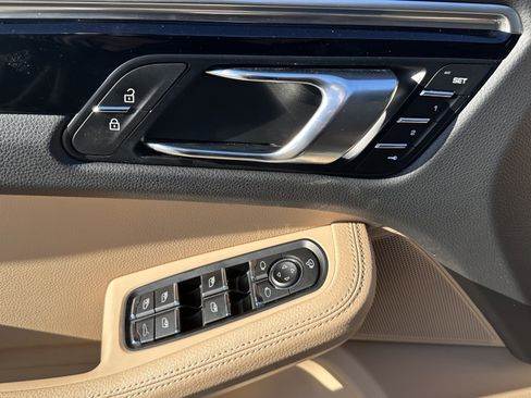 Used 2024 Porsche Macan image 17