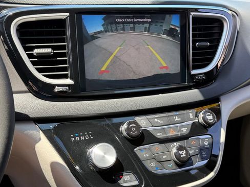Used 2023 Chrysler Pacifica Touring-L FWD image 16
