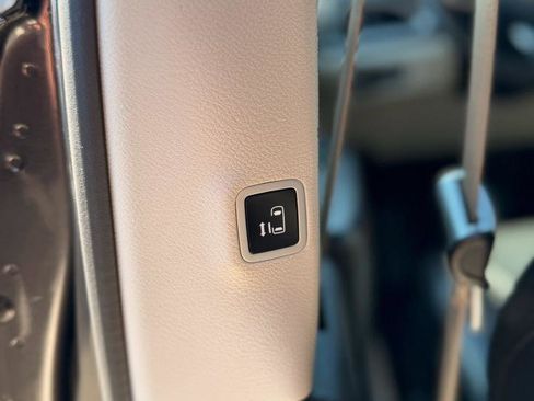 Used 2019 Chrysler Pacifica Touring-L image 24