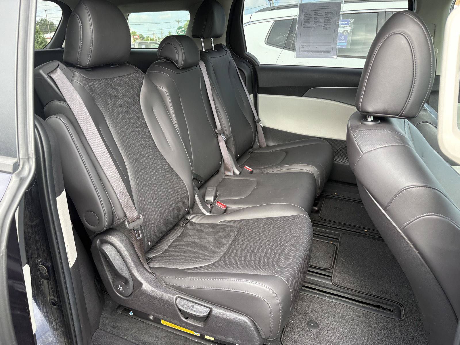 Used 2023 Kia Carnival LX FWD image 12