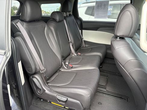 Used 2023 Kia Carnival LX FWD image 12