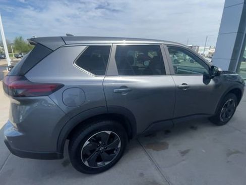 Used 2025 Nissan Rogue SV AWD/4WD image 2