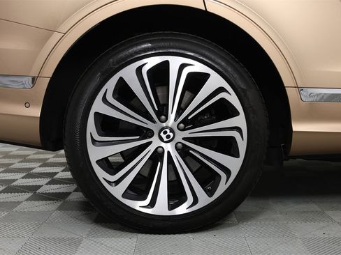 Used 2021 Bentley Bentayga image 17