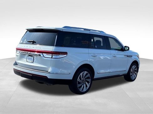 Used 2023 Lincoln Navigator 4WD image 4